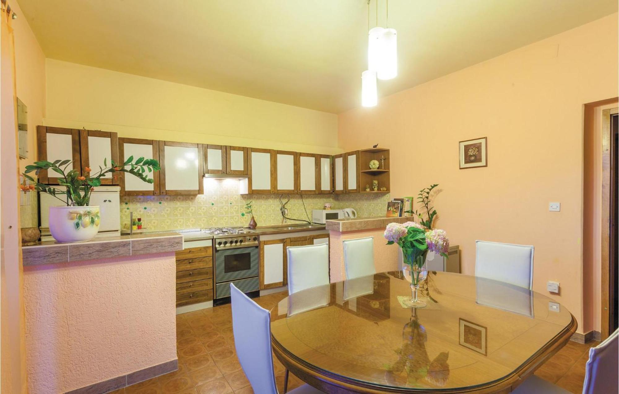 Amazing Apartment In Kastel Stafilic With Jacuzzi Kastela Bagian luar foto